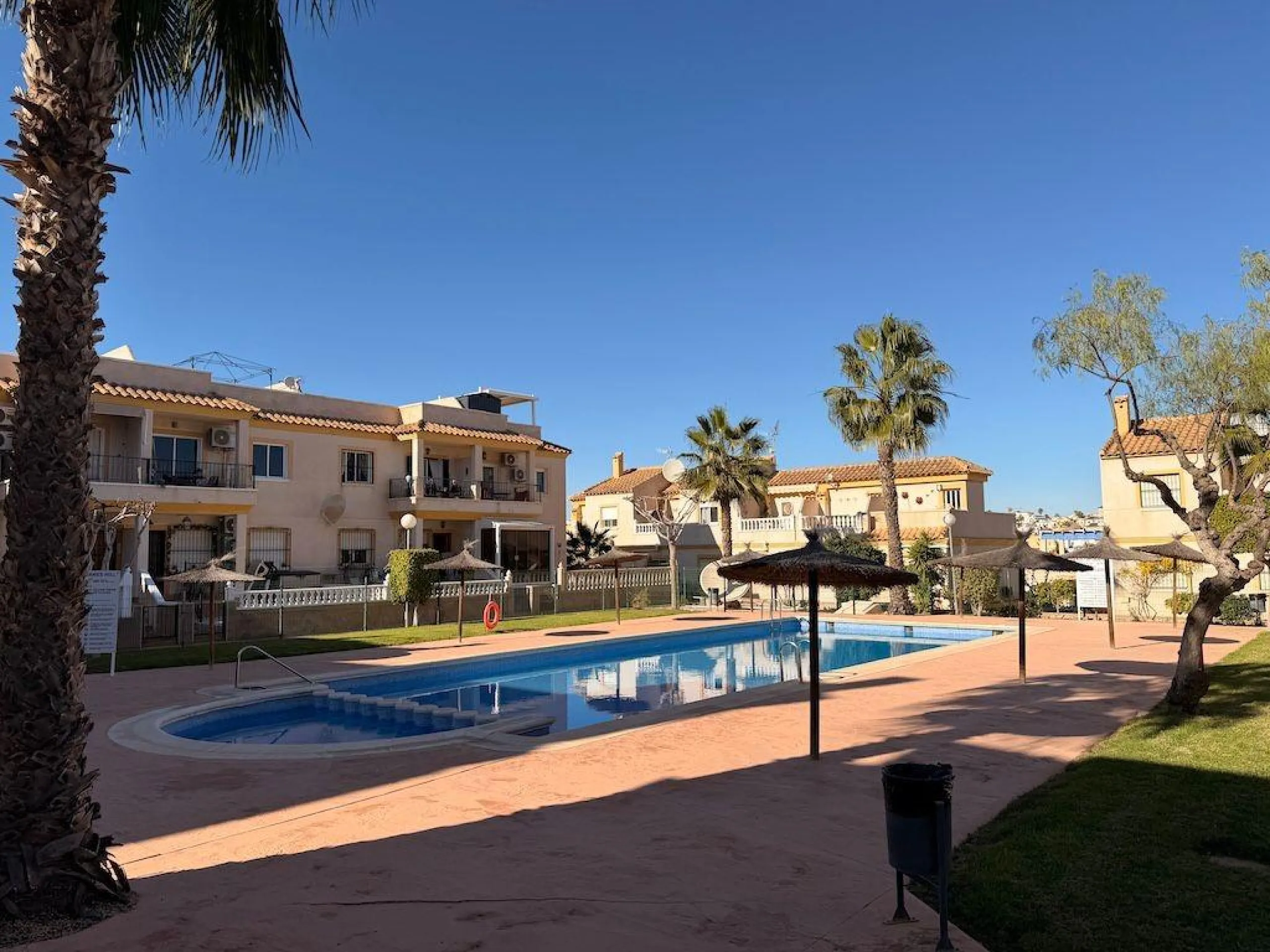Villamartin, St. James Hills Residential – Ground-floor bungalow overlooking a 50 m² communal garden.