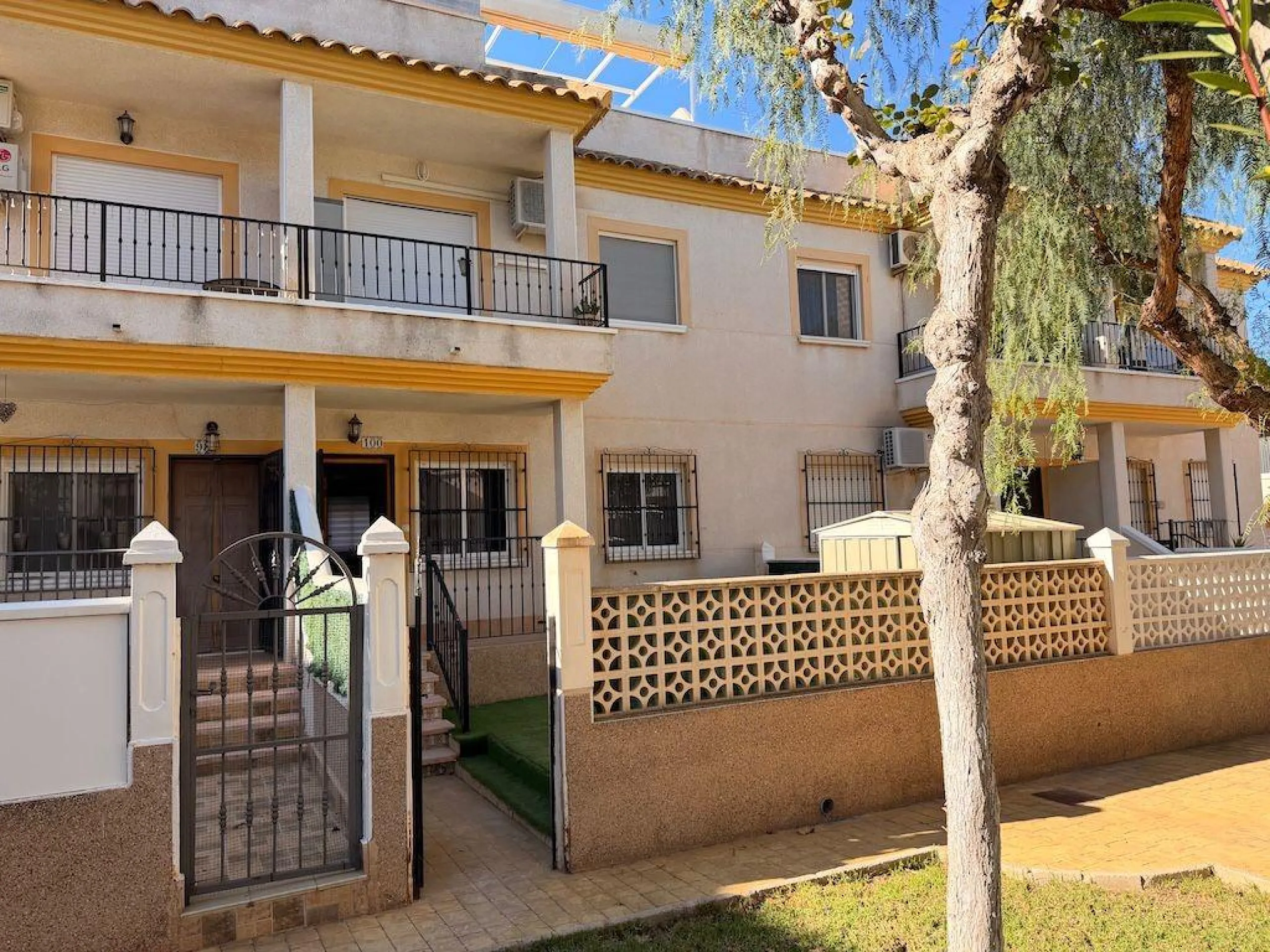 Villamartin, St. James Hills Residential – Ground-floor bungalow overlooking a 50 m² communal garden.