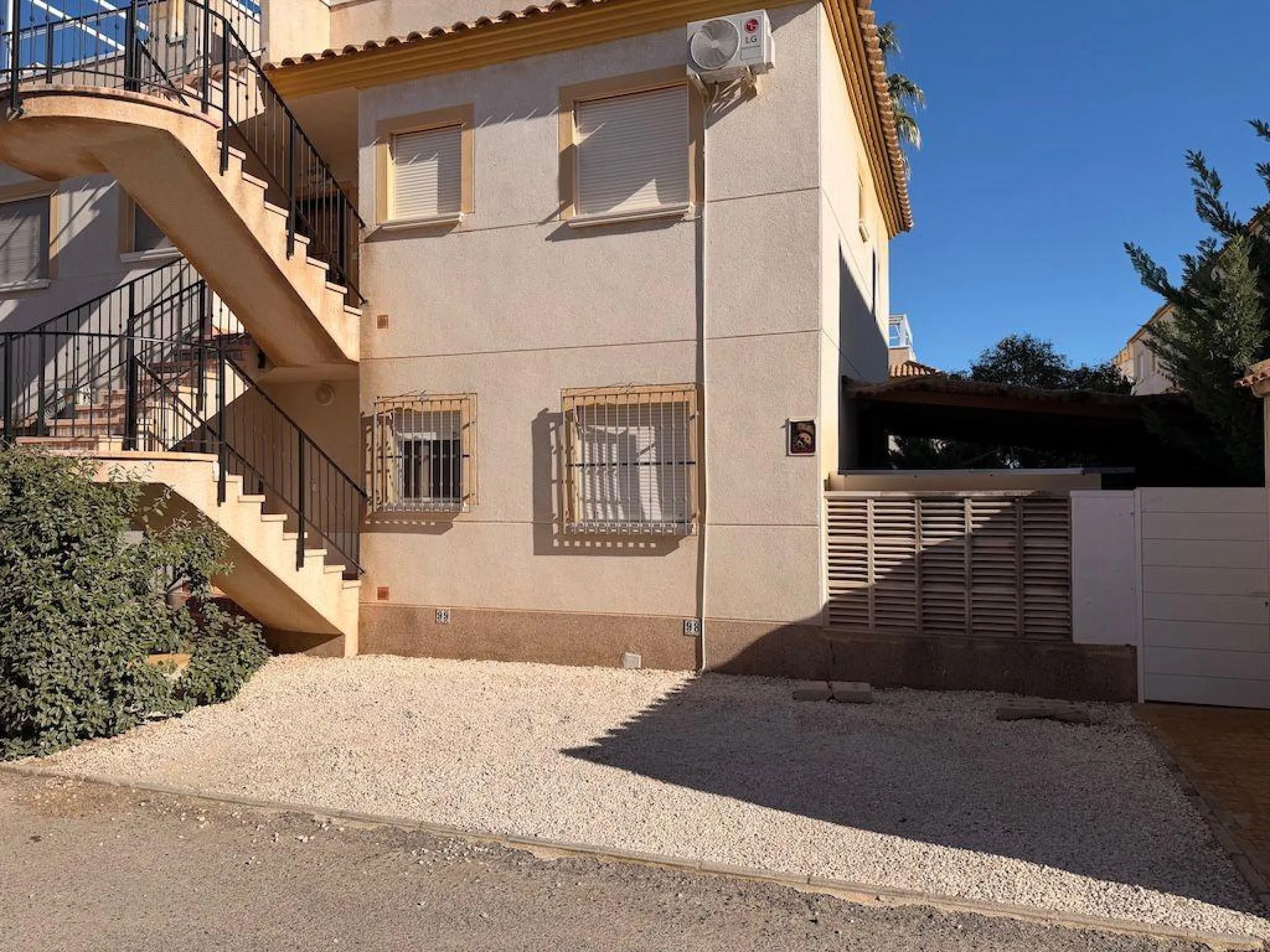 Villamartin, St. James Hills Residential – Ground-floor bungalow overlooking a 50 m² communal garden.