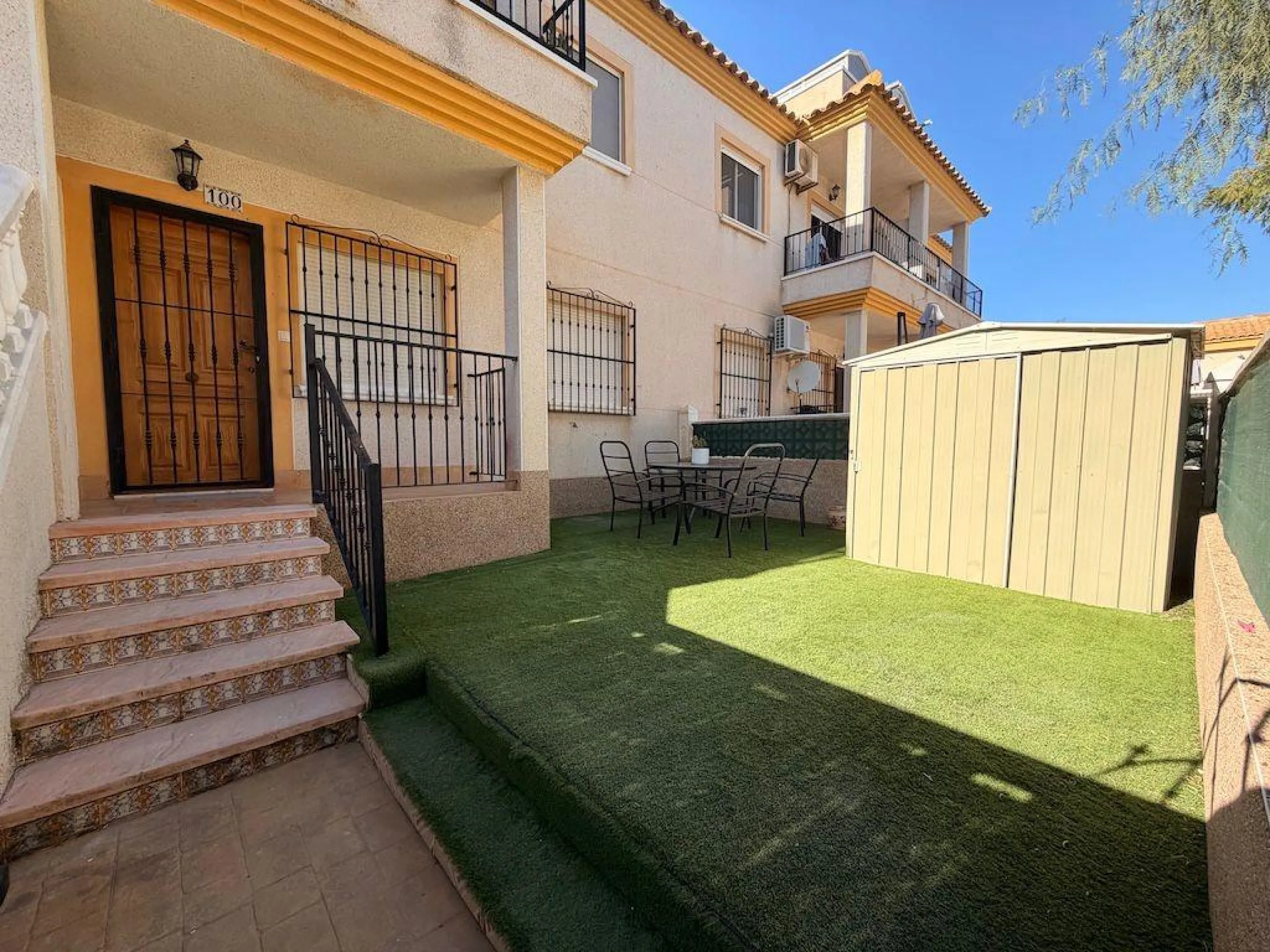 Villamartin, St. James Hills Residential – Ground-floor bungalow overlooking a 50 m² communal garden.