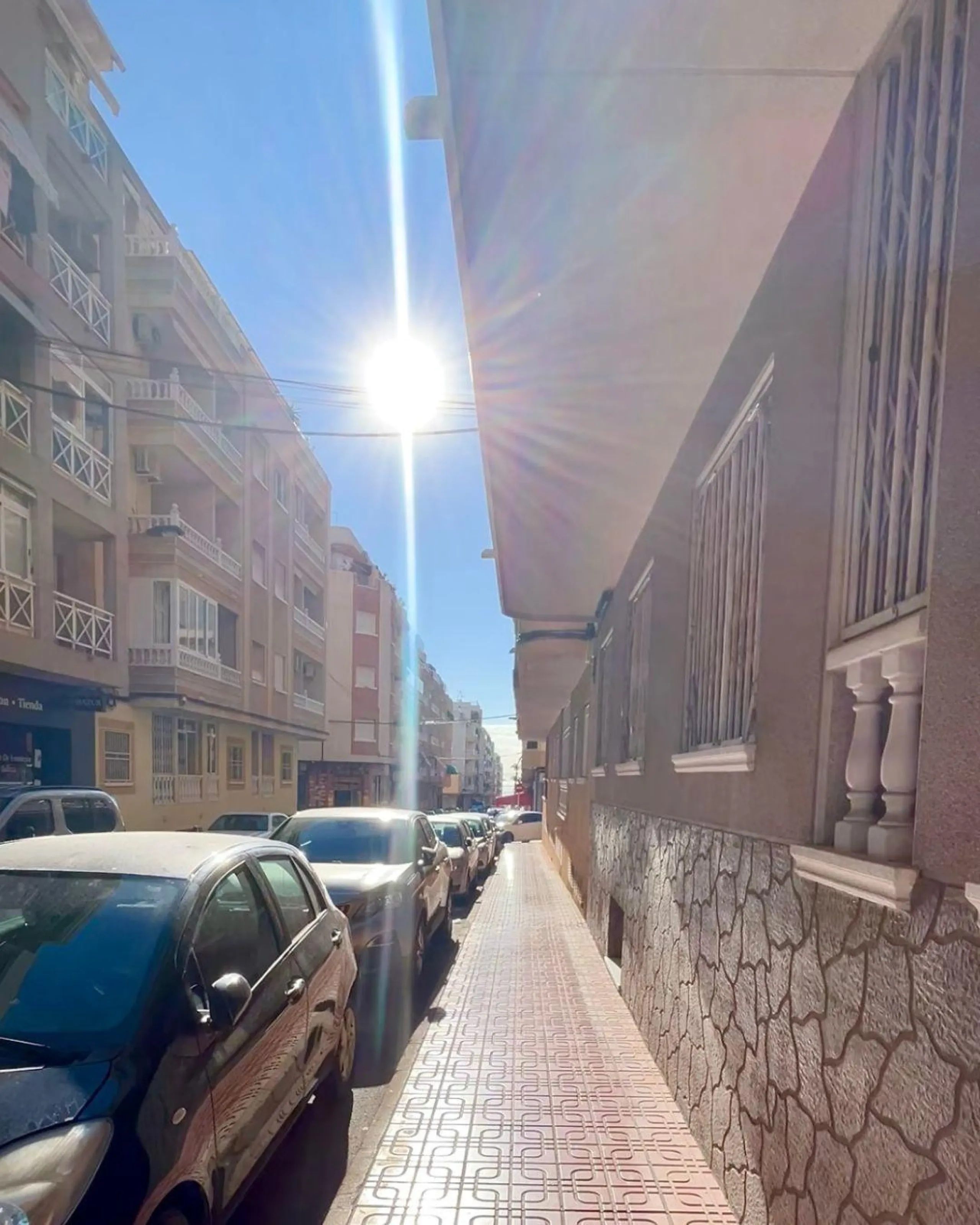 APARTAMENTO DE 3 DORM. 2 BAÑOS. CON SUPERFICIE DE 85 M2. (EDIFICIO GALEON) PLAYA A 400 METROS.