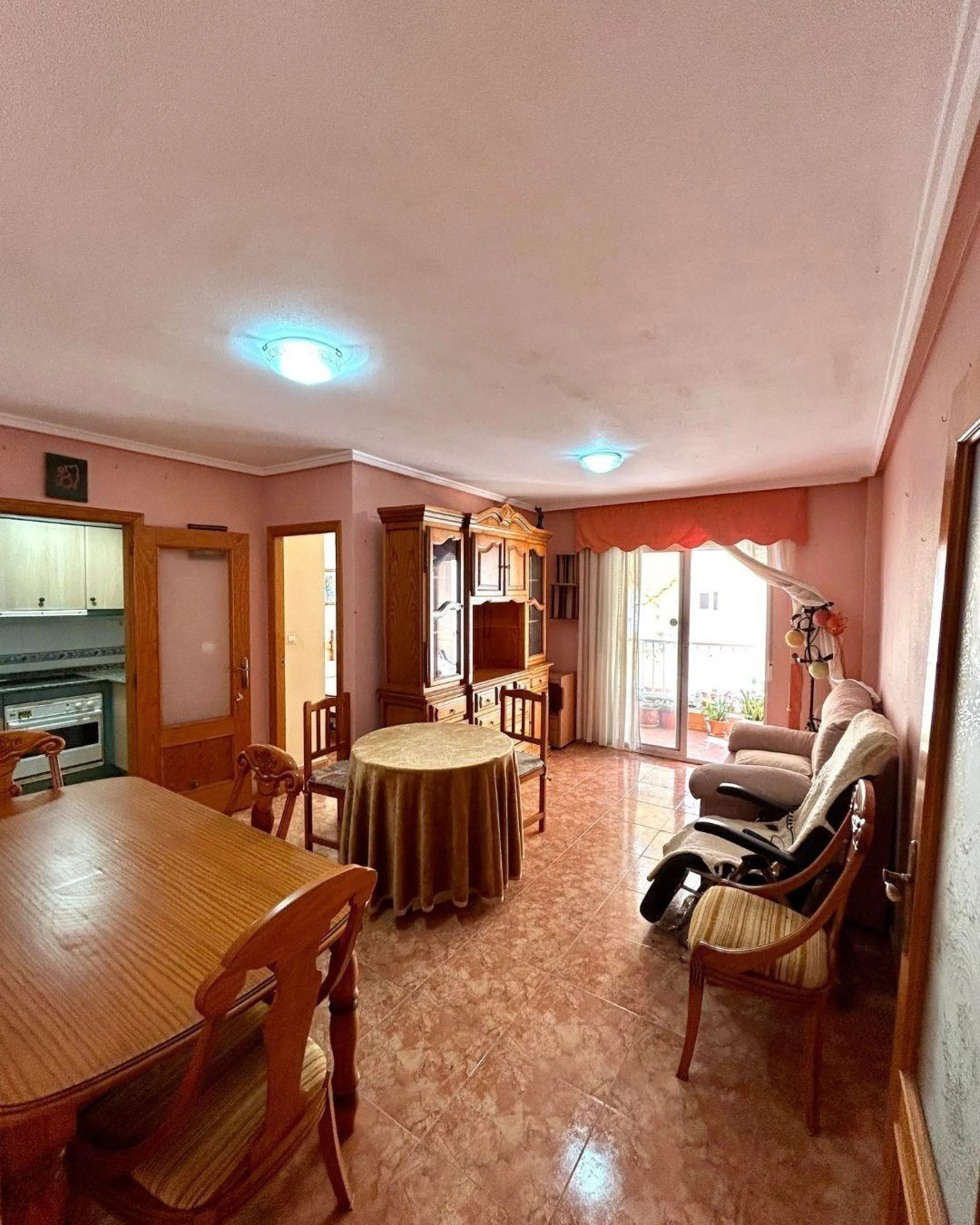 APARTAMENTO CON GARAJE Y TRASTERO INCLUIDO. 2 DORM. 1 BAÑO. SUPERFICIE 68 M2. PLAYA A 650 METROS.