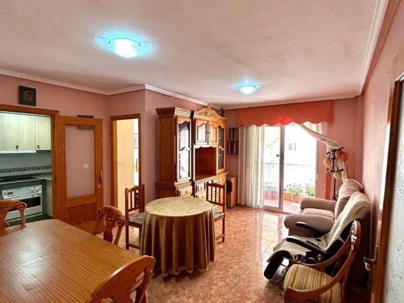 APARTAMENTO CON GARAJE Y TRASTERO INCLUIDO. 2 DORM. 1 BAÑO. SUPERFICIE 68 M2. PLAYA A 650 METROS.