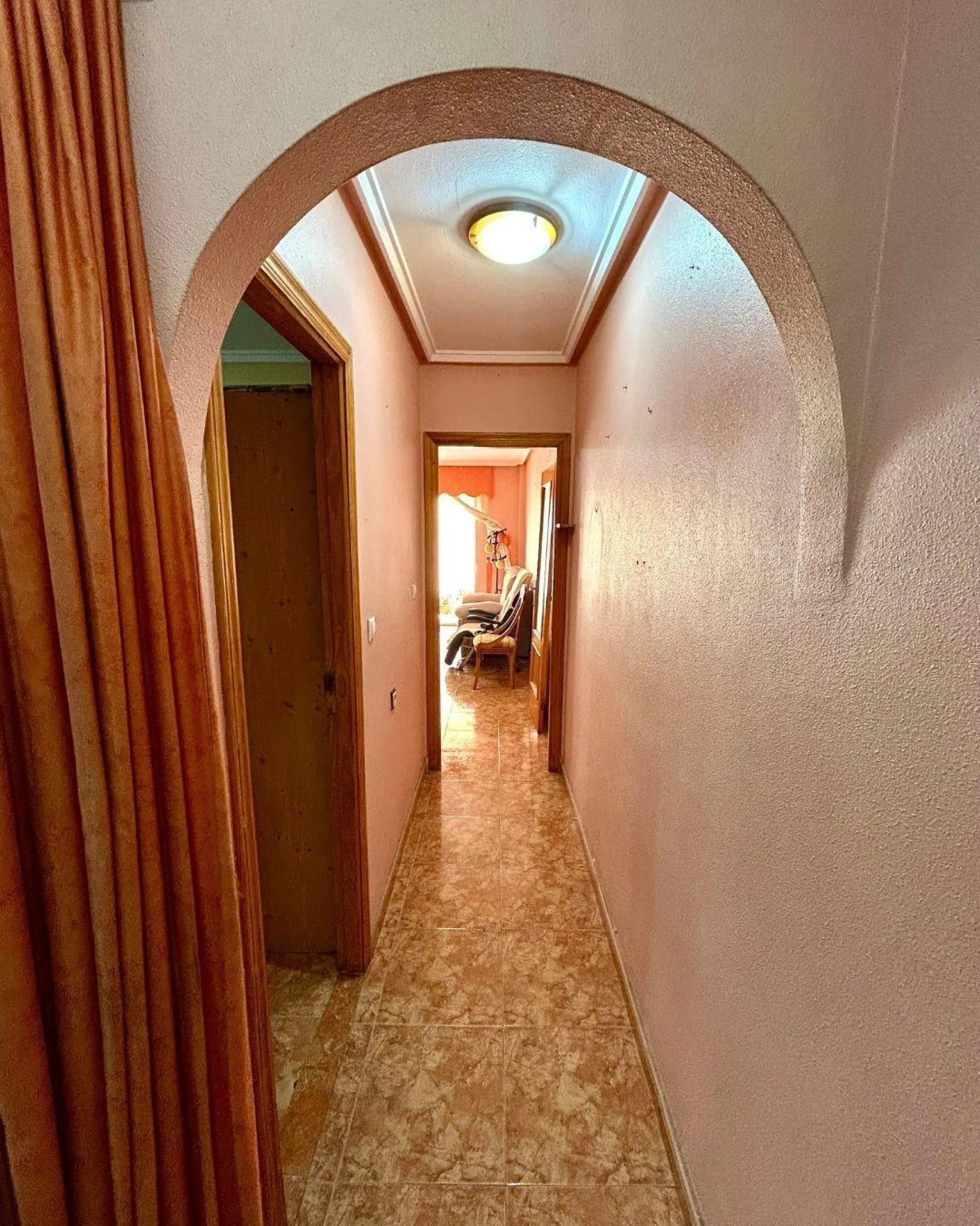 APARTAMENTO CON GARAJE Y TRASTERO INCLUIDO. 2 DORM. 1 BAÑO. SUPERFICIE 68 M2. PLAYA A 650 METROS.