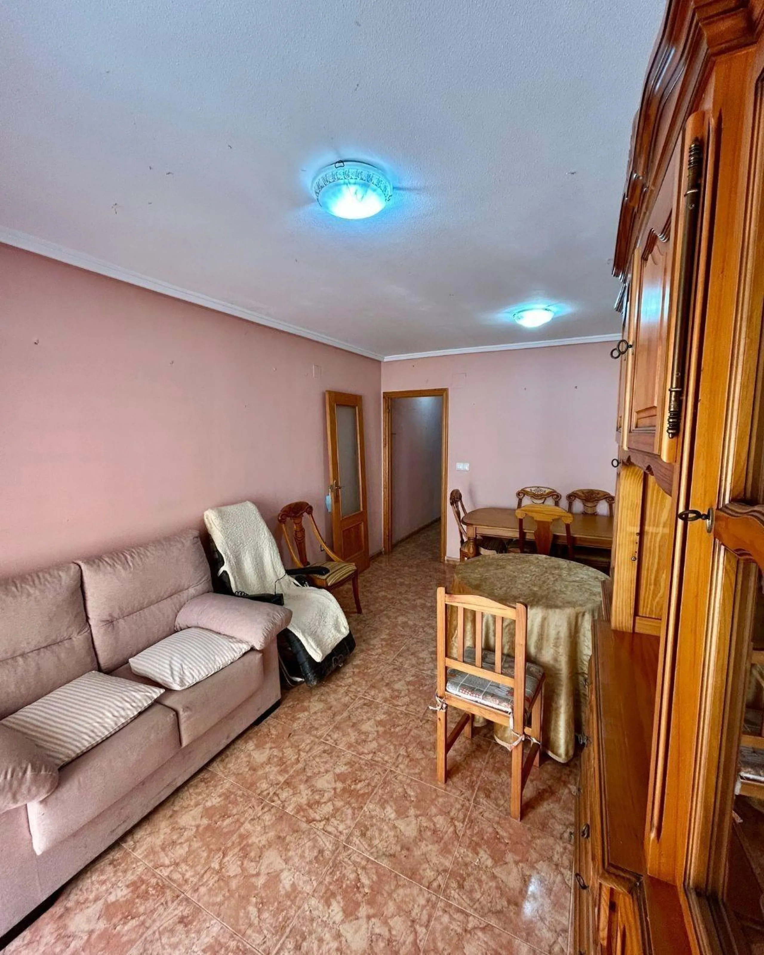 APARTAMENTO CON GARAJE Y TRASTERO INCLUIDO. 2 DORM. 1 BAÑO. SUPERFICIE 68 M2. PLAYA A 650 METROS.