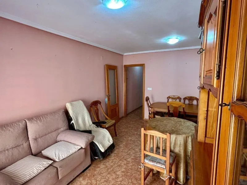 APARTAMENTO CON GARAJE Y TRASTERO INCLUIDO. 2 DORM. 1 BAÑO. SUPERFICIE 68 M2. PLAYA A 650 METROS.