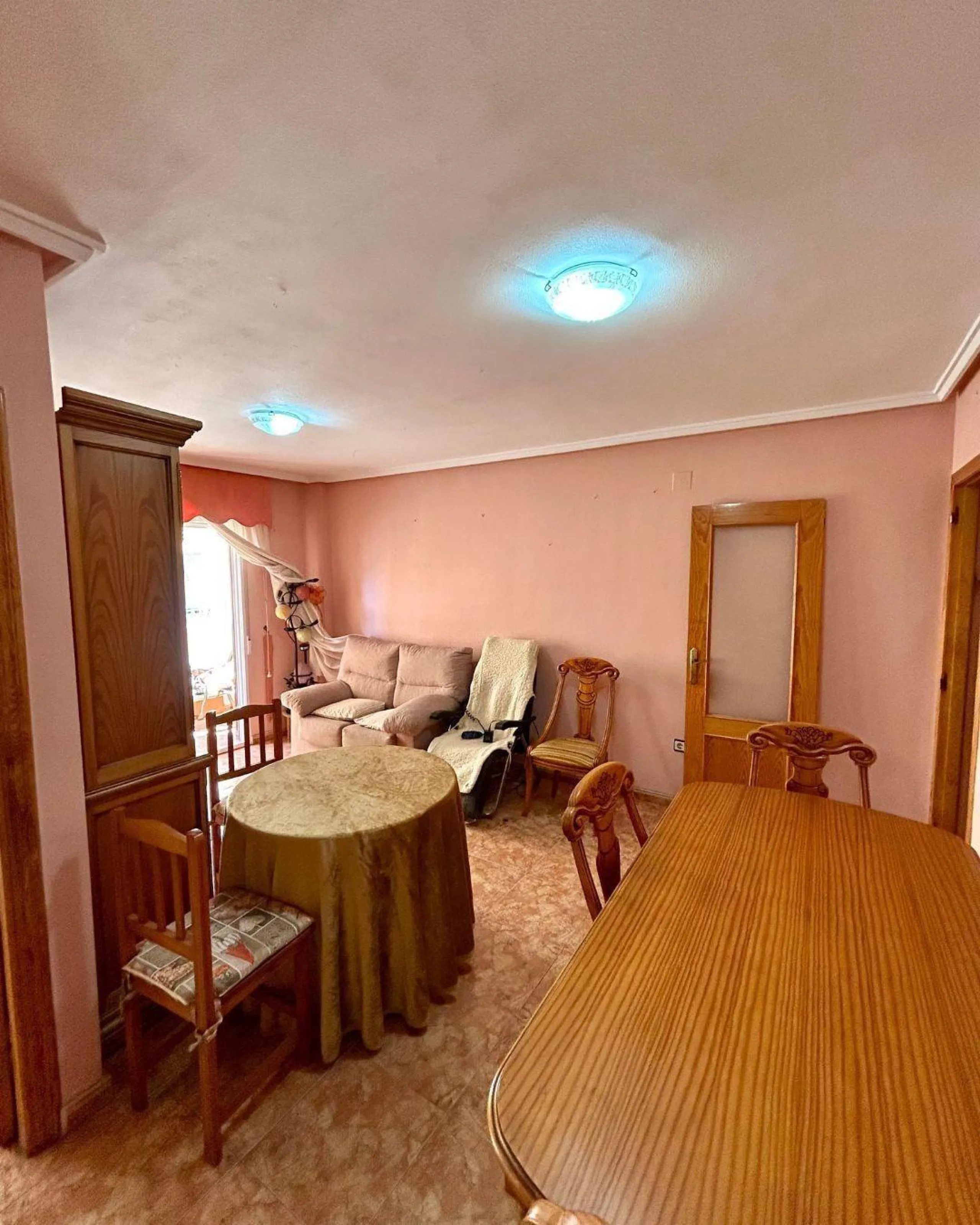 APARTAMENTO CON GARAJE Y TRASTERO INCLUIDO. 2 DORM. 1 BAÑO. SUPERFICIE 68 M2. PLAYA A 650 METROS.