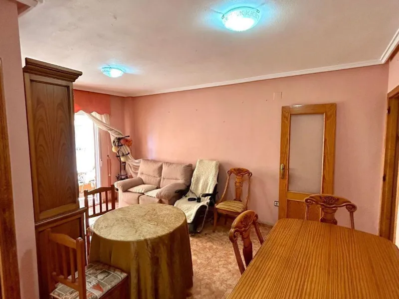 APARTAMENTO CON GARAJE Y TRASTERO INCLUIDO. 2 DORM. 1 BAÑO. SUPERFICIE 68 M2. PLAYA A 650 METROS.