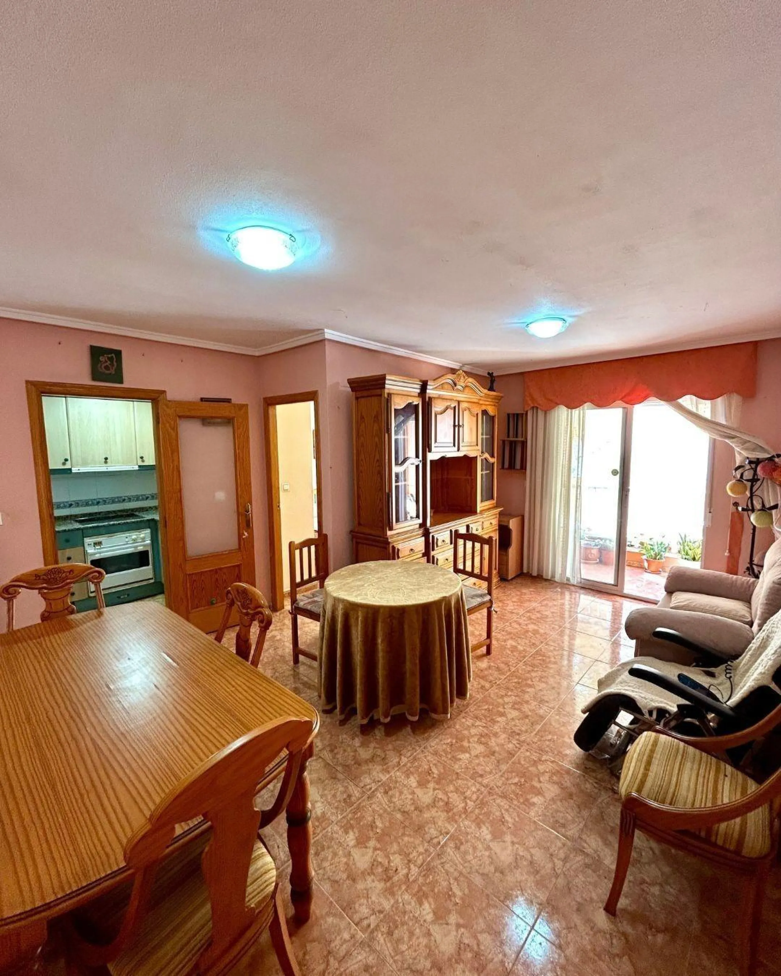 APARTAMENTO CON GARAJE Y TRASTERO INCLUIDO. 2 DORM. 1 BAÑO. SUPERFICIE 68 M2. PLAYA A 650 METROS.