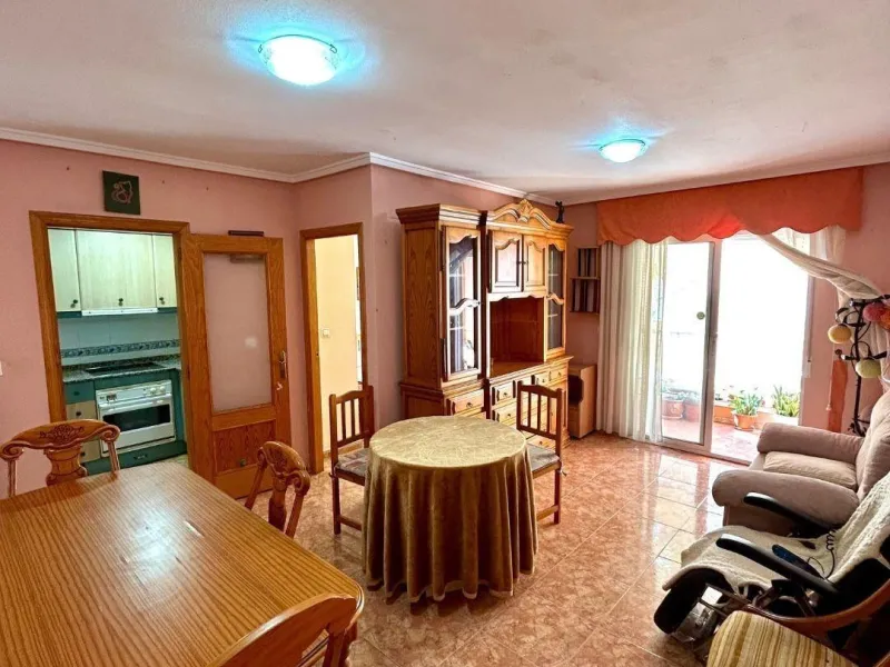 APARTAMENTO CON GARAJE Y TRASTERO INCLUIDO. 2 DORM. 1 BAÑO. SUPERFICIE 68 M2. PLAYA A 650 METROS.