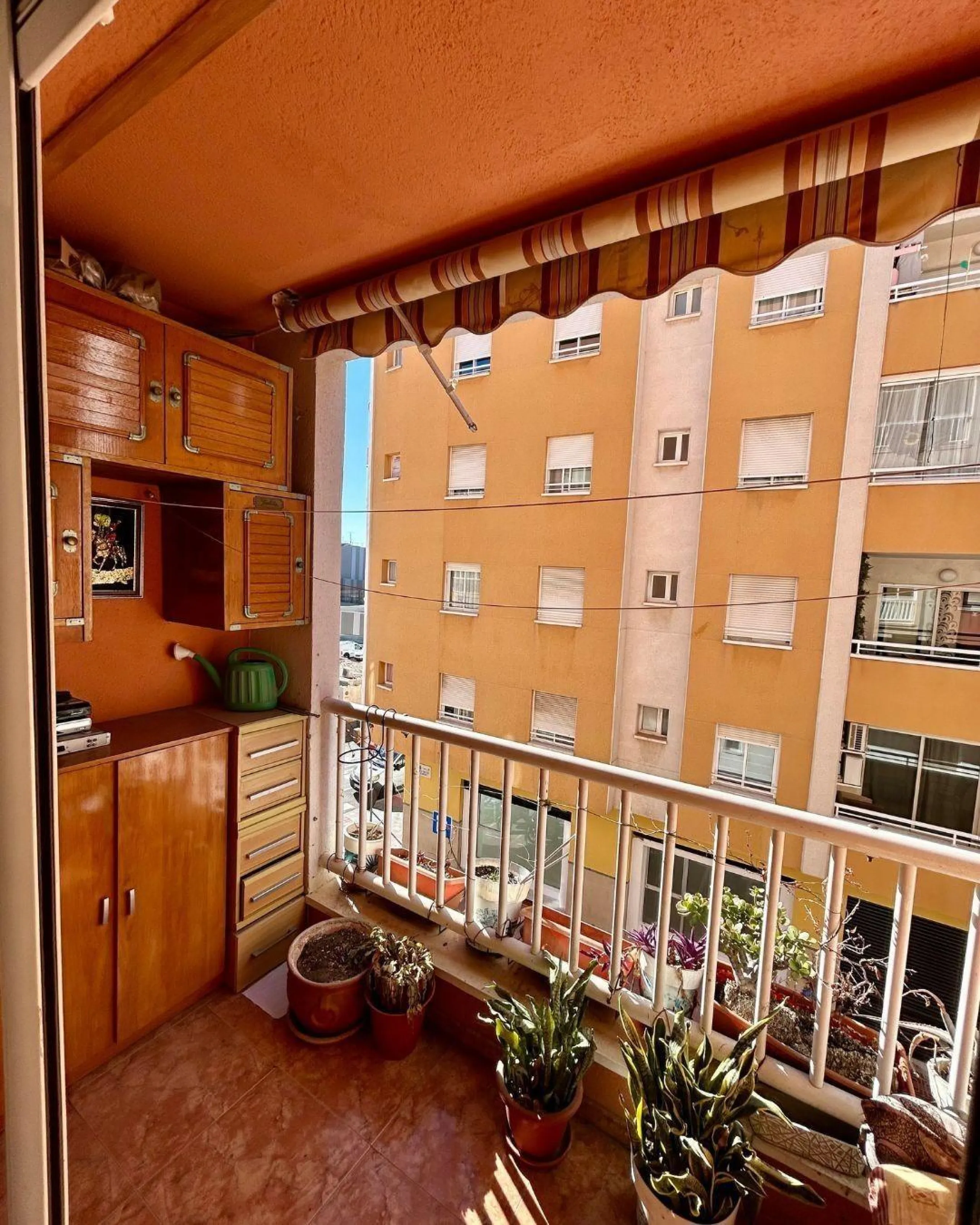 APARTAMENTO CON GARAJE Y TRASTERO INCLUIDO. 2 DORM. 1 BAÑO. SUPERFICIE 68 M2. PLAYA A 650 METROS.