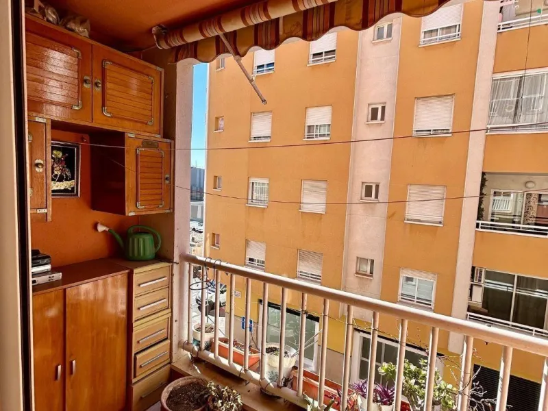 APARTAMENTO CON GARAJE Y TRASTERO INCLUIDO. 2 DORM. 1 BAÑO. SUPERFICIE 68 M2. PLAYA A 650 METROS.