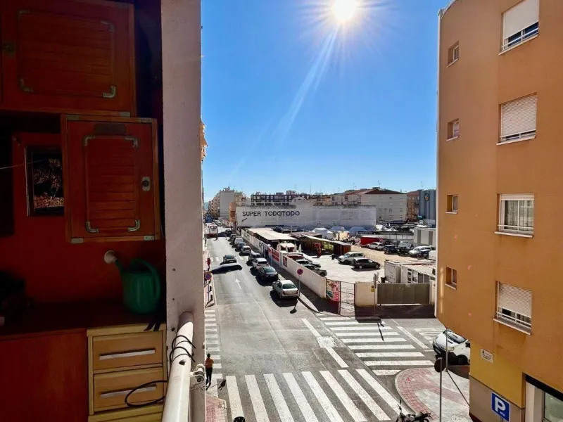 APARTAMENTO CON GARAJE Y TRASTERO INCLUIDO. 2 DORM. 1 BAÑO. SUPERFICIE 68 M2. PLAYA A 650 METROS.