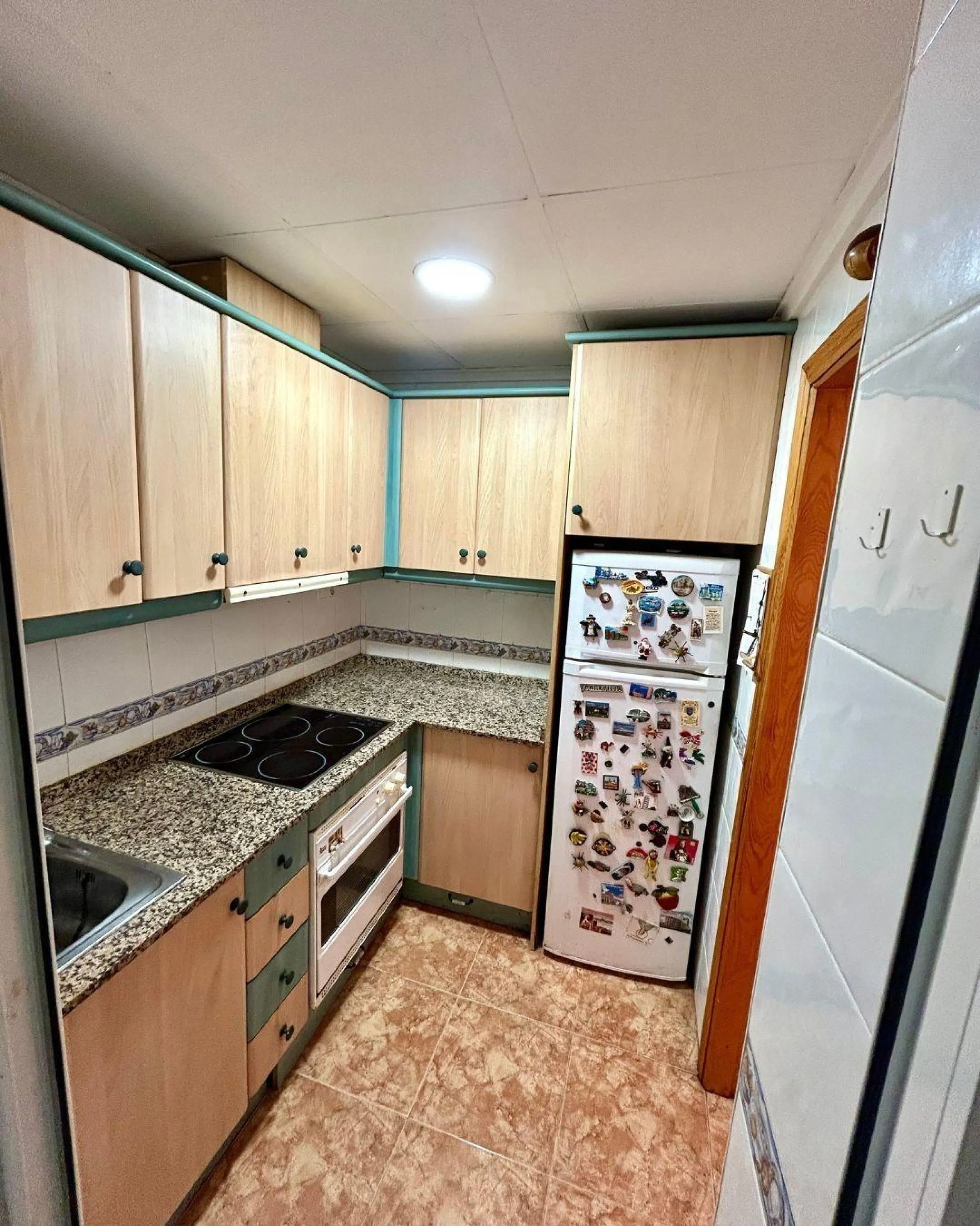 APARTAMENTO CON GARAJE Y TRASTERO INCLUIDO. 2 DORM. 1 BAÑO. SUPERFICIE 68 M2. PLAYA A 650 METROS.
