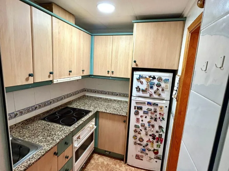 APARTAMENTO CON GARAJE Y TRASTERO INCLUIDO. 2 DORM. 1 BAÑO. SUPERFICIE 68 M2. PLAYA A 650 METROS.