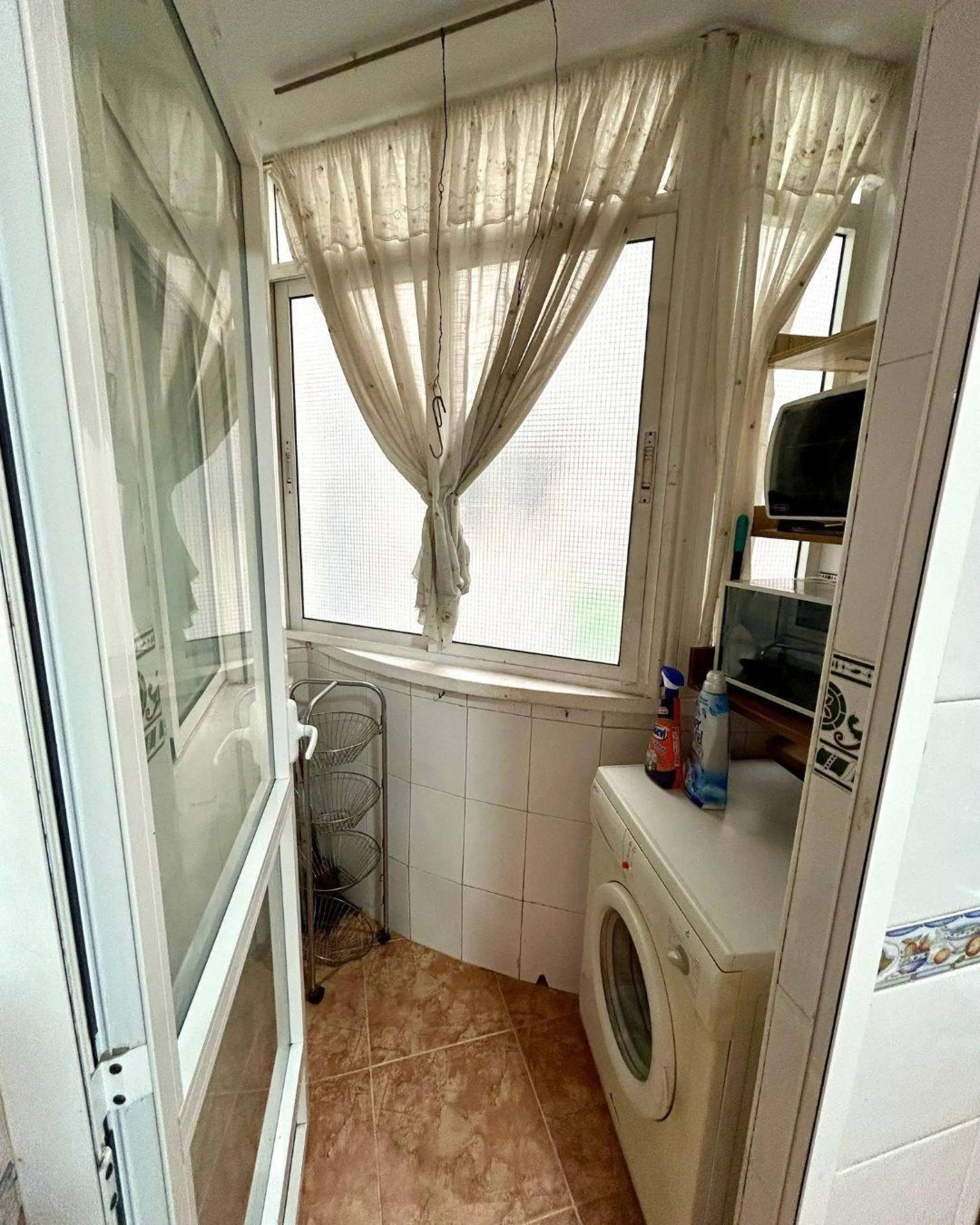 APARTAMENTO CON GARAJE Y TRASTERO INCLUIDO. 2 DORM. 1 BAÑO. SUPERFICIE 68 M2. PLAYA A 650 METROS.