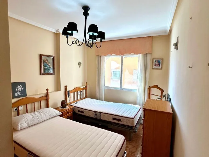 APARTAMENTO CON GARAJE Y TRASTERO INCLUIDO. 2 DORM. 1 BAÑO. SUPERFICIE 68 M2. PLAYA A 650 METROS.