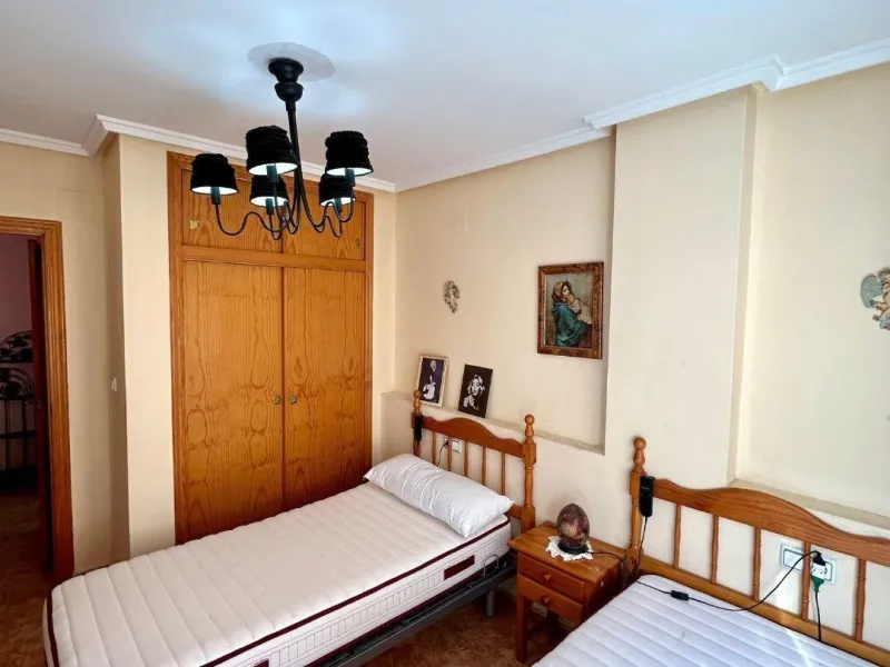 APARTAMENTO CON GARAJE Y TRASTERO INCLUIDO. 2 DORM. 1 BAÑO. SUPERFICIE 68 M2. PLAYA A 650 METROS.