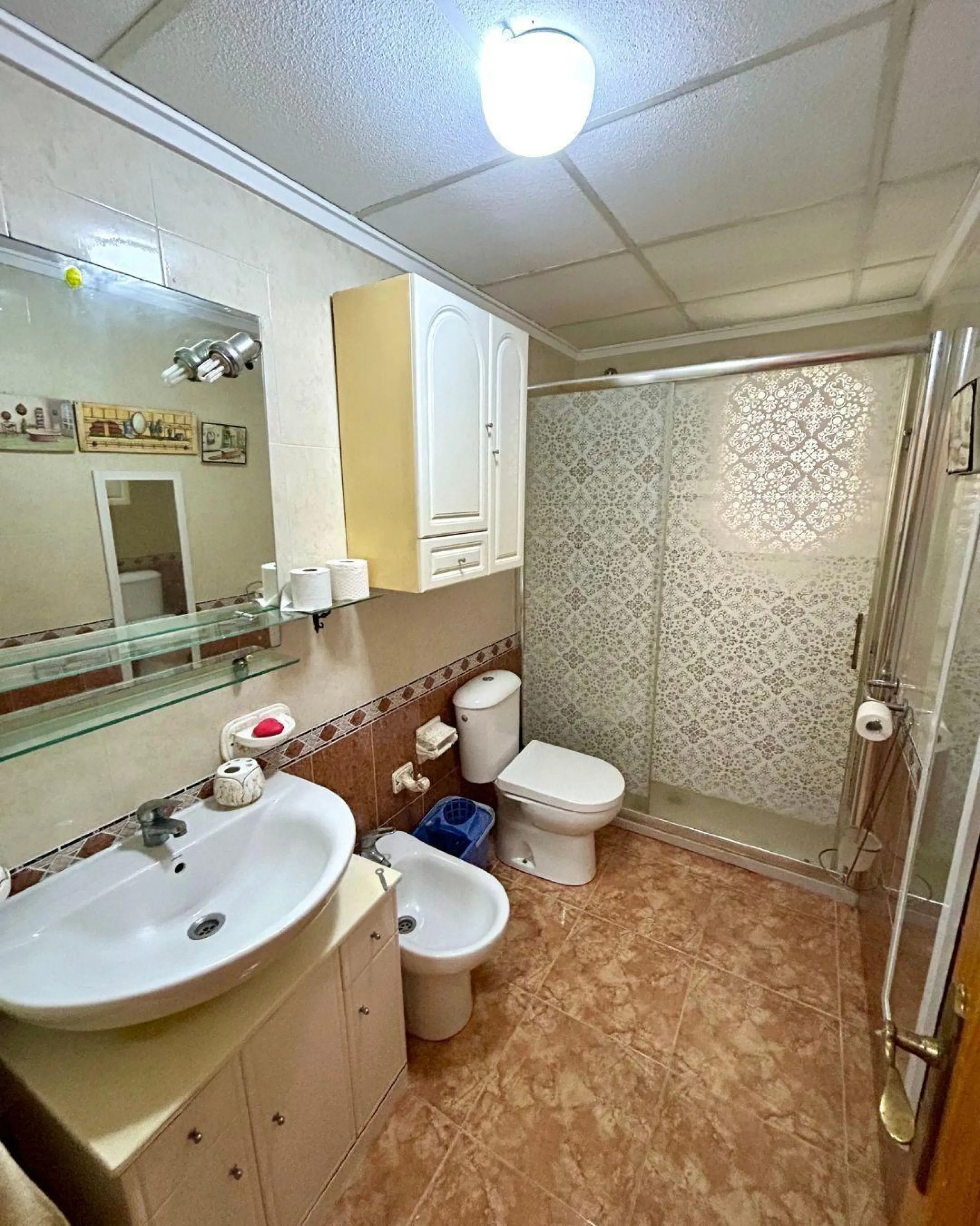 APARTAMENTO CON GARAJE Y TRASTERO INCLUIDO. 2 DORM. 1 BAÑO. SUPERFICIE 68 M2. PLAYA A 650 METROS.