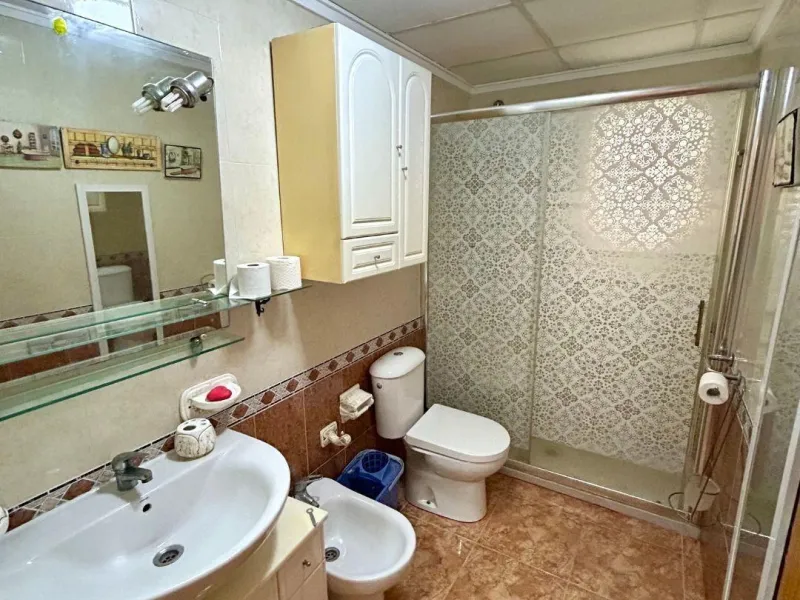 APARTAMENTO CON GARAJE Y TRASTERO INCLUIDO. 2 DORM. 1 BAÑO. SUPERFICIE 68 M2. PLAYA A 650 METROS.