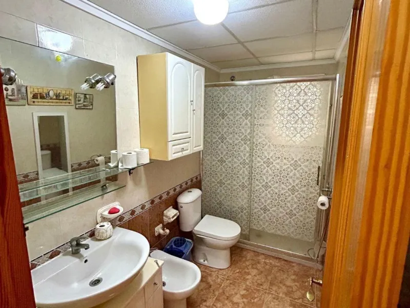 APARTAMENTO CON GARAJE Y TRASTERO INCLUIDO. 2 DORM. 1 BAÑO. SUPERFICIE 68 M2. PLAYA A 650 METROS.