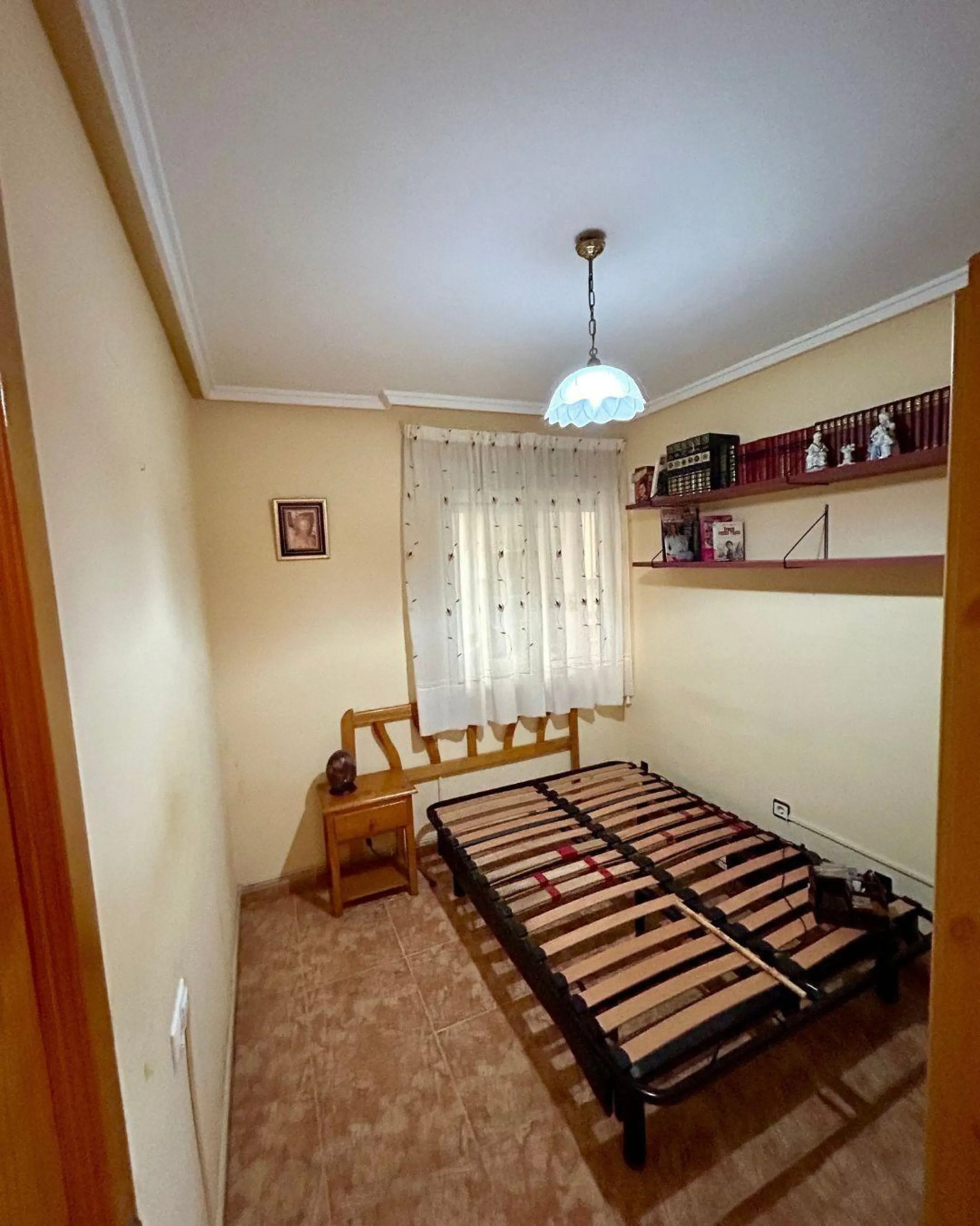 APARTAMENTO CON GARAJE Y TRASTERO INCLUIDO. 2 DORM. 1 BAÑO. SUPERFICIE 68 M2. PLAYA A 650 METROS.