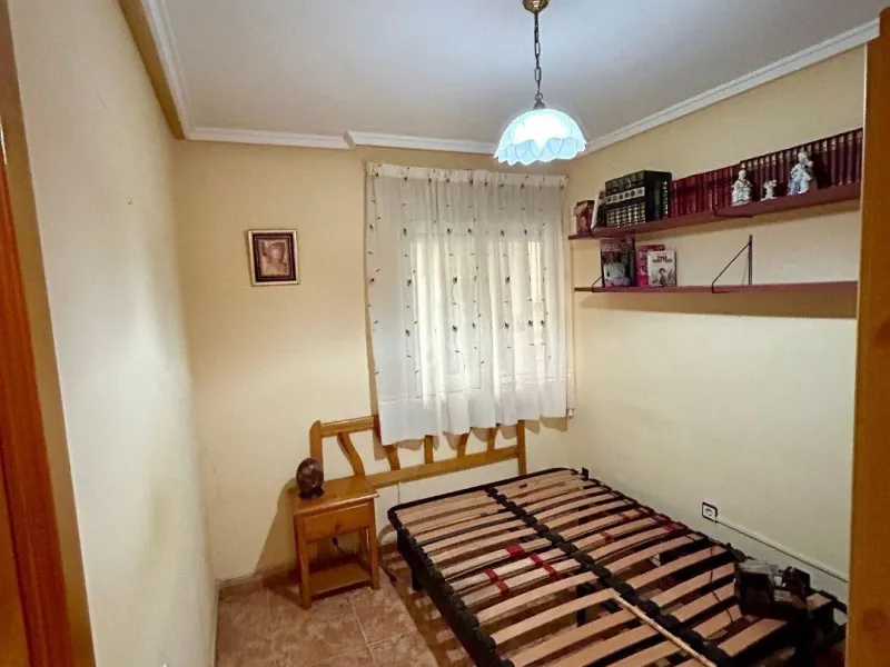 APARTAMENTO CON GARAJE Y TRASTERO INCLUIDO. 2 DORM. 1 BAÑO. SUPERFICIE 68 M2. PLAYA A 650 METROS.