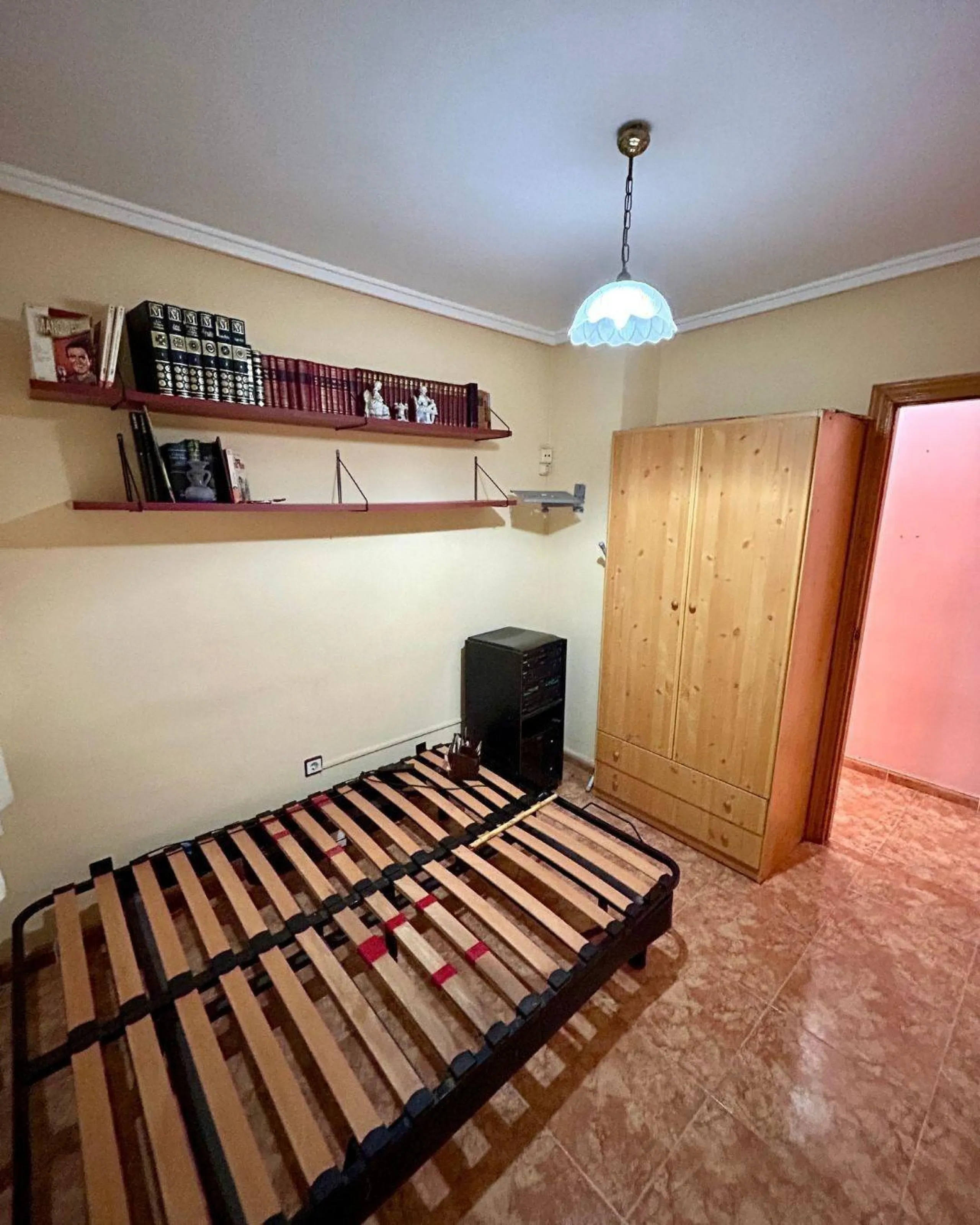 APARTAMENTO CON GARAJE Y TRASTERO INCLUIDO. 2 DORM. 1 BAÑO. SUPERFICIE 68 M2. PLAYA A 650 METROS.