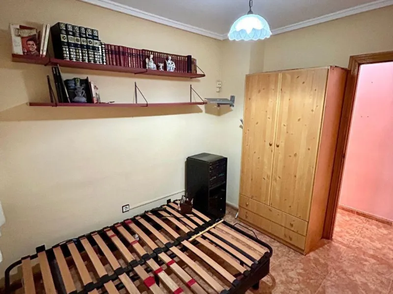 APARTAMENTO CON GARAJE Y TRASTERO INCLUIDO. 2 DORM. 1 BAÑO. SUPERFICIE 68 M2. PLAYA A 650 METROS.