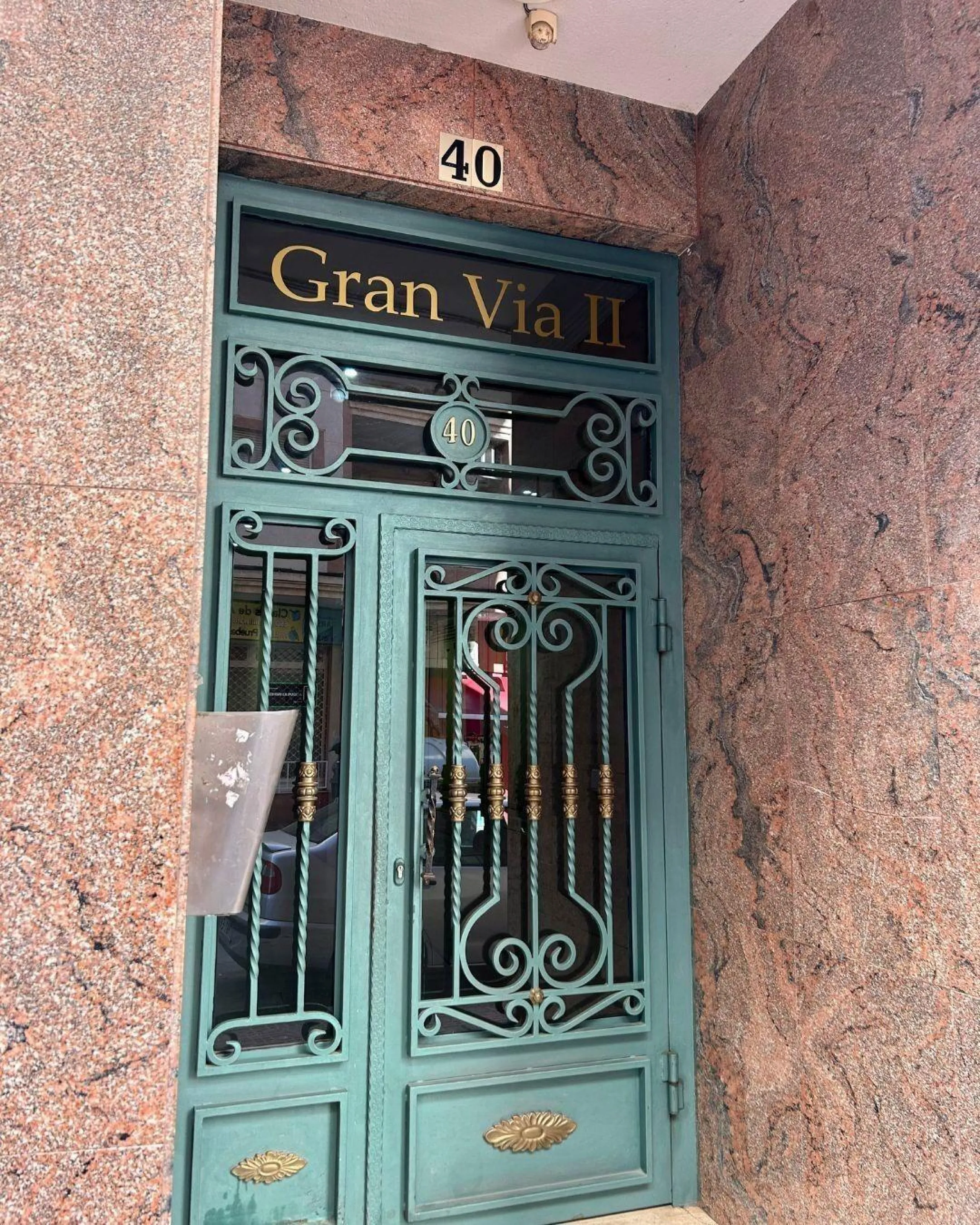 APARTAMENTO CON GARAJE Y TRASTERO INCLUIDO. 2 DORM. 1 BAÑO. SUPERFICIE 68 M2. PLAYA A 650 METROS.