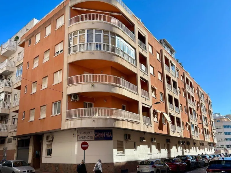 APARTAMENTO CON GARAJE Y TRASTERO INCLUIDO. 2 DORM. 1 BAÑO. SUPERFICIE 68 M2. PLAYA A 650 METROS.