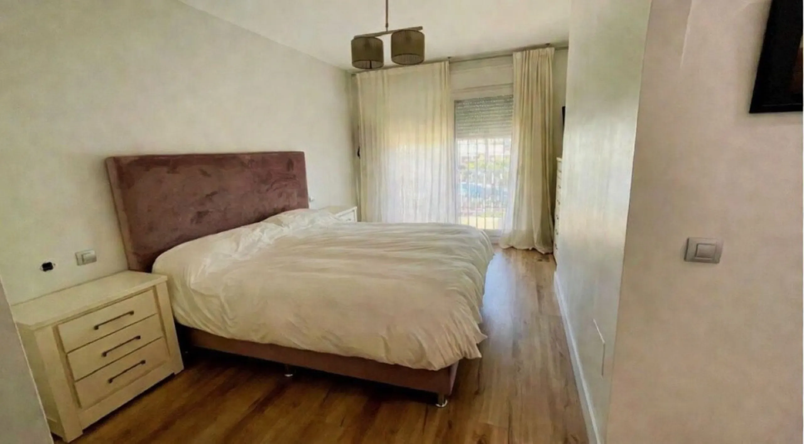 Geräumiges Reihenhaus mit 4 Schlafzimmern, privater Garage und Aufzug