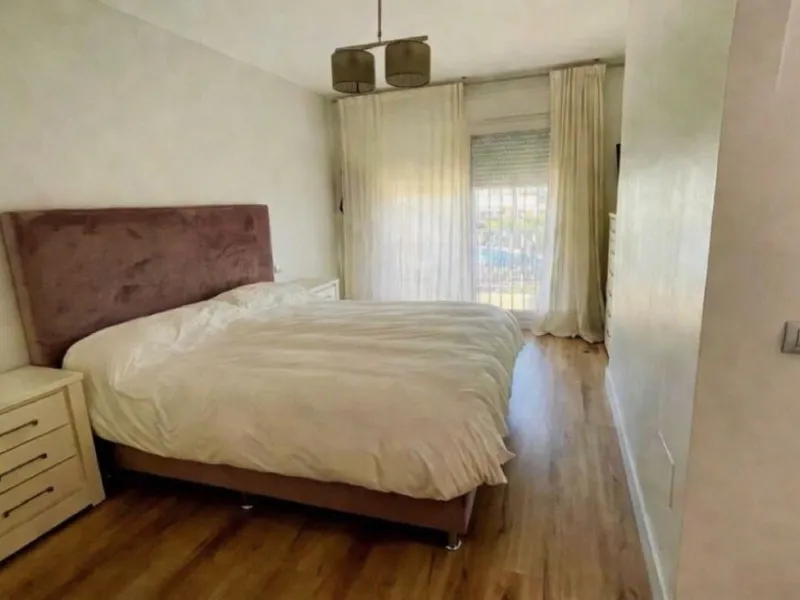 Geräumiges Reihenhaus mit 4 Schlafzimmern, privater Garage und Aufzug