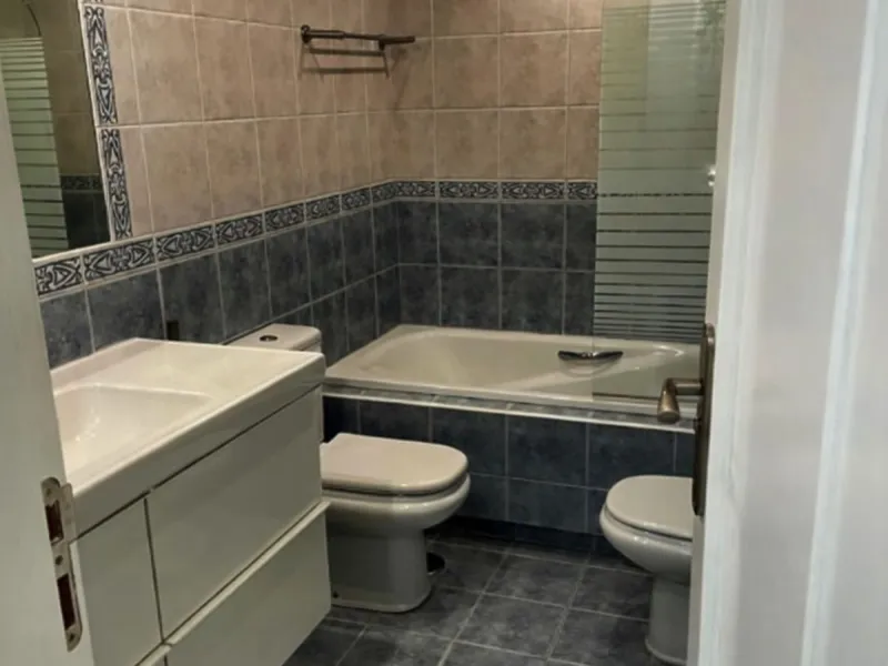 Geräumiges Reihenhaus mit 4 Schlafzimmern, privater Garage und Aufzug