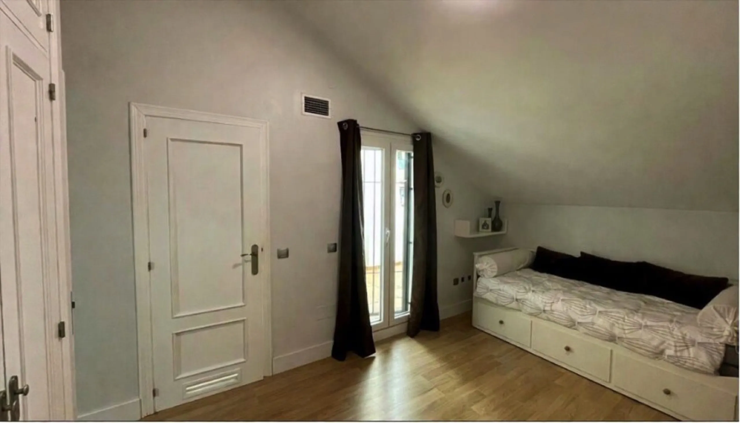 Geräumiges Reihenhaus mit 4 Schlafzimmern, privater Garage und Aufzug