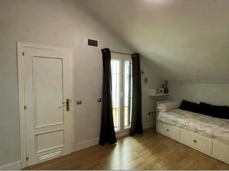 Geräumiges Reihenhaus mit 4 Schlafzimmern, privater Garage und Aufzug