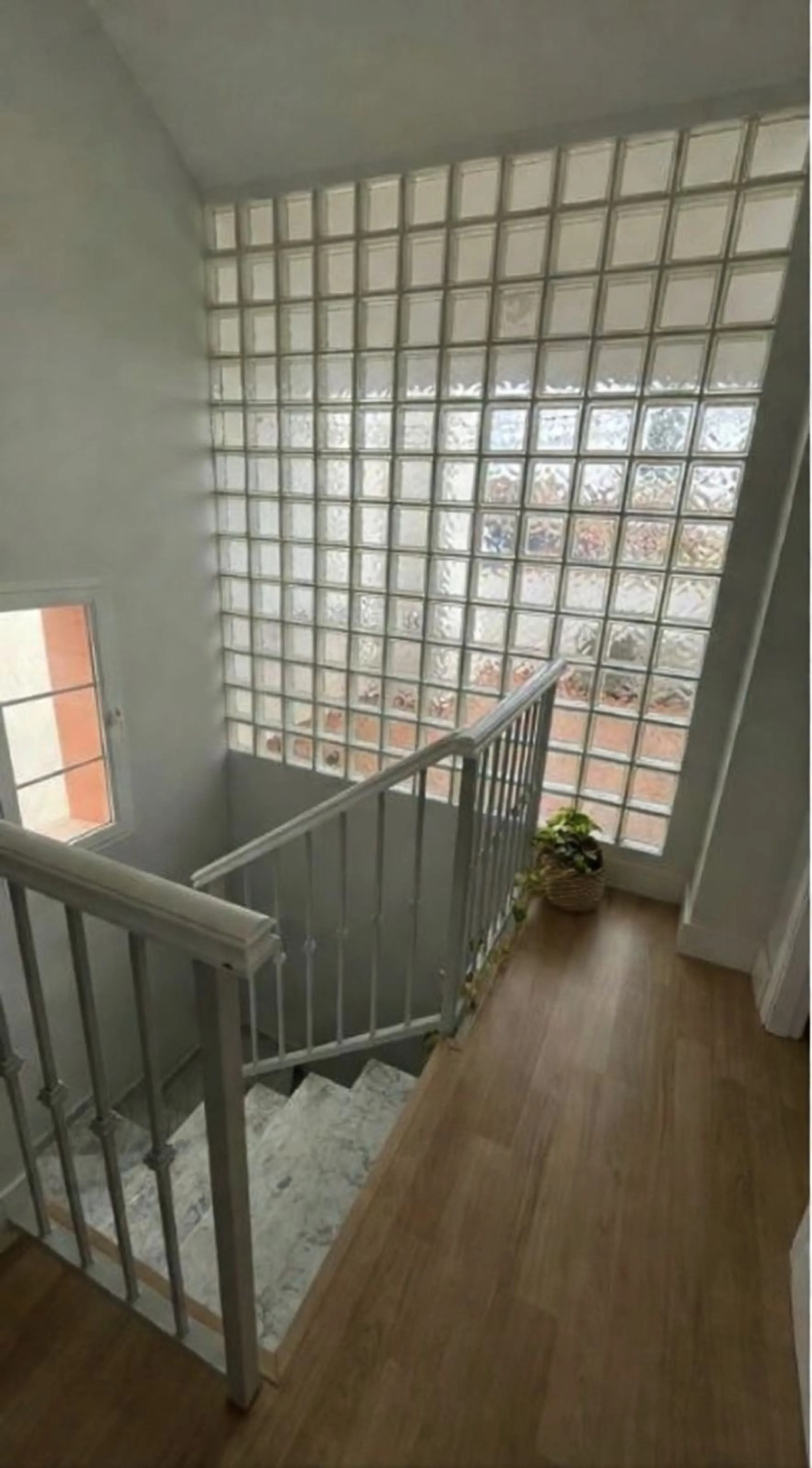 Geräumiges Reihenhaus mit 4 Schlafzimmern, privater Garage und Aufzug