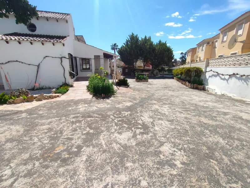 Stunning 5-Bedroom House with Pool in Orihuela Costa