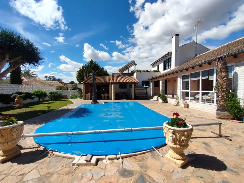 Stunning 5-Bedroom House with Pool in Orihuela Costa
