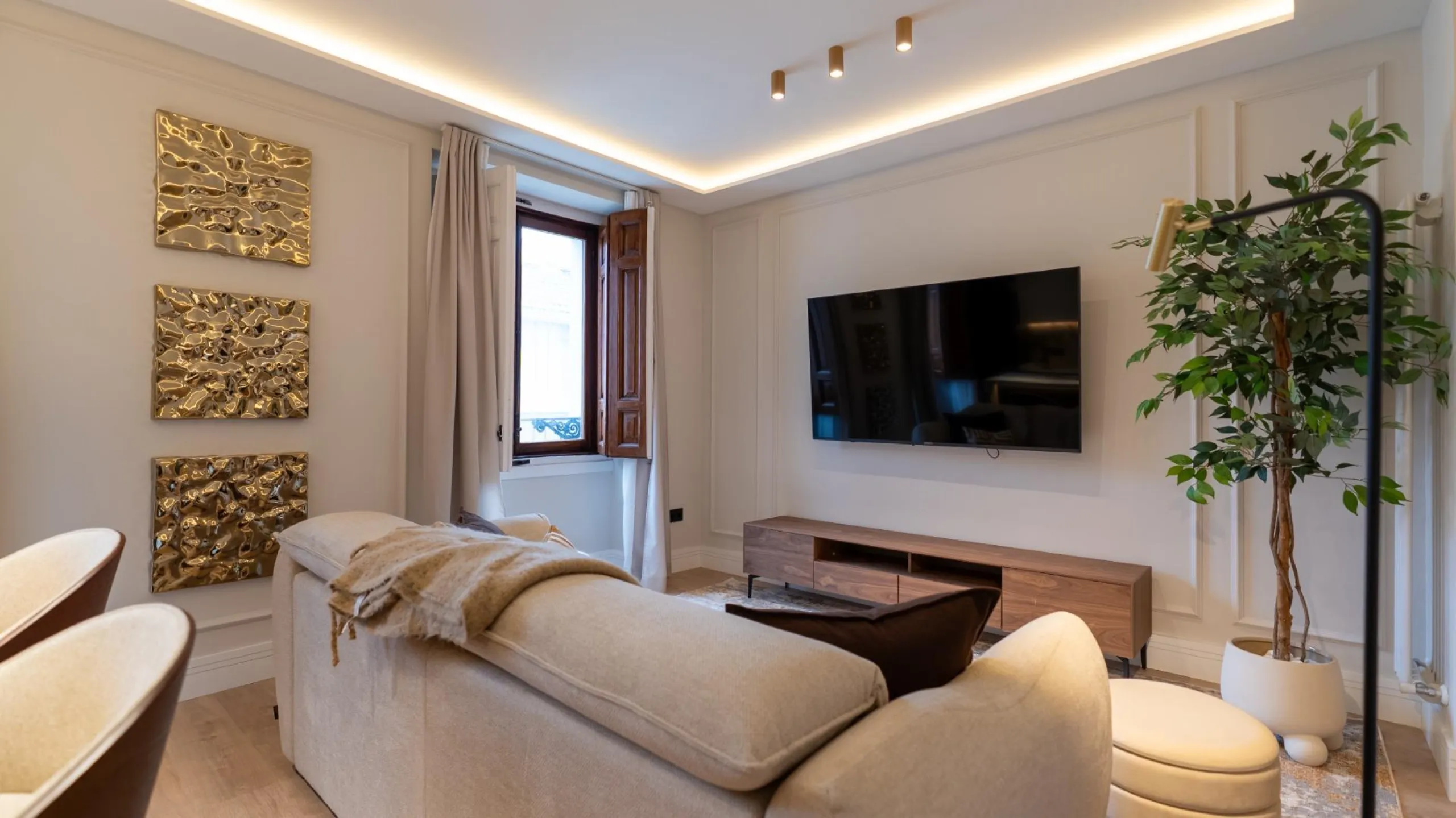 RENOVATED 3-BEDROOM APARTMENT IN UNIVERSIDAD – MALASAÑA | EXTERIOR, 5TH FLOOR