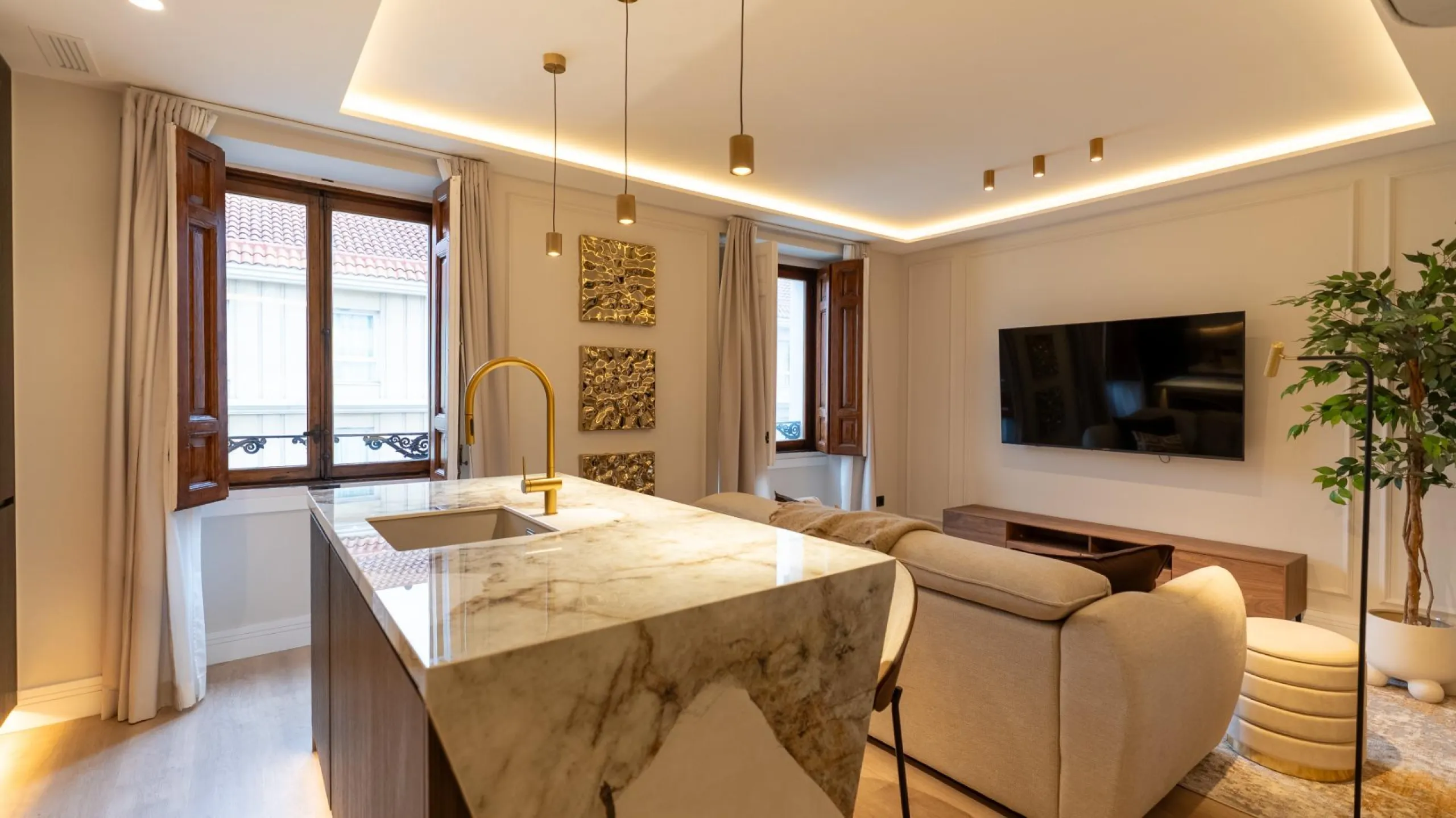 RENOVATED 3-BEDROOM APARTMENT IN UNIVERSIDAD – MALASAÑA | EXTERIOR, 5TH FLOOR