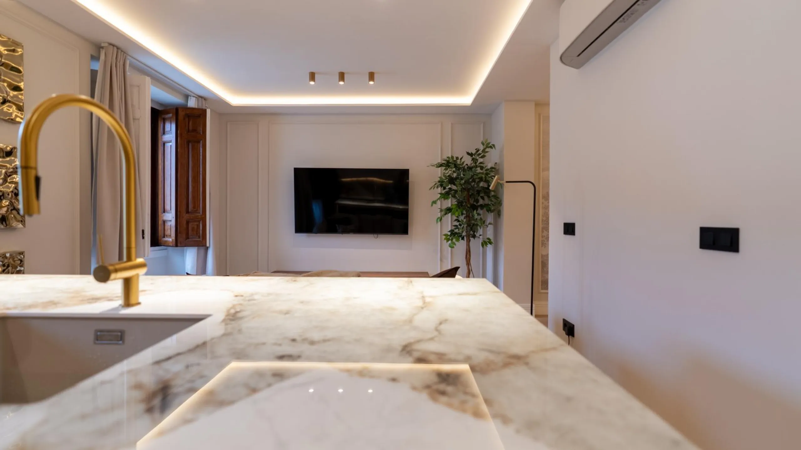 RENOVATED 3-BEDROOM APARTMENT IN UNIVERSIDAD – MALASAÑA | EXTERIOR, 5TH FLOOR