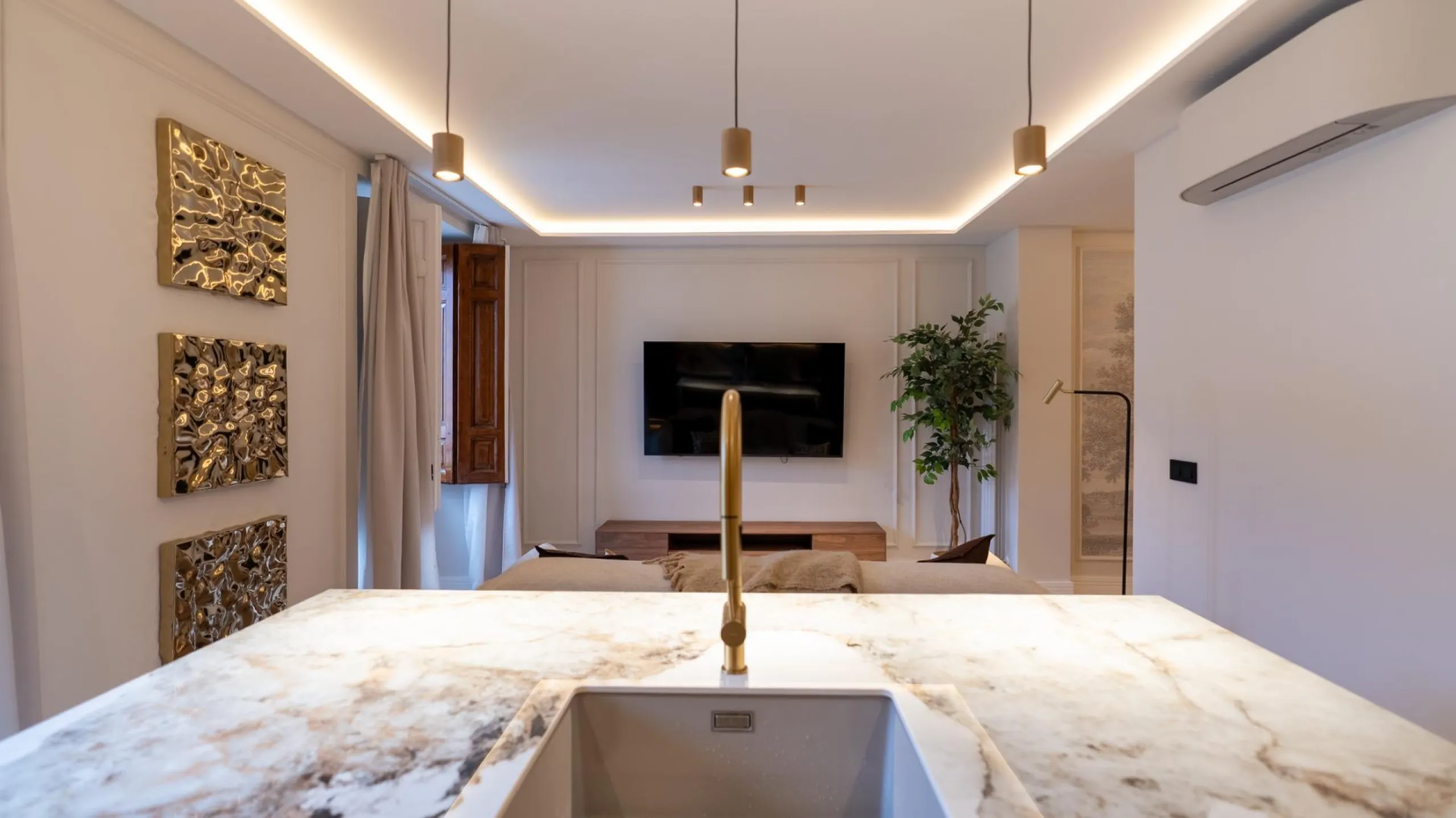 RENOVATED 3-BEDROOM APARTMENT IN UNIVERSIDAD – MALASAÑA | EXTERIOR, 5TH FLOOR