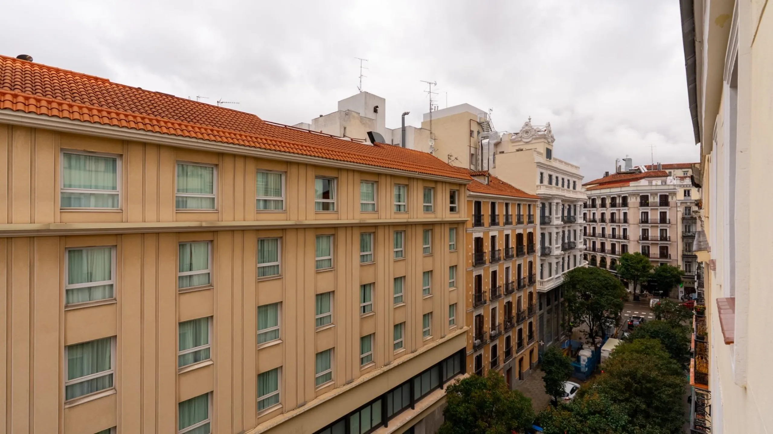 RENOVATED 3-BEDROOM APARTMENT IN UNIVERSIDAD – MALASAÑA | EXTERIOR, 5TH FLOOR