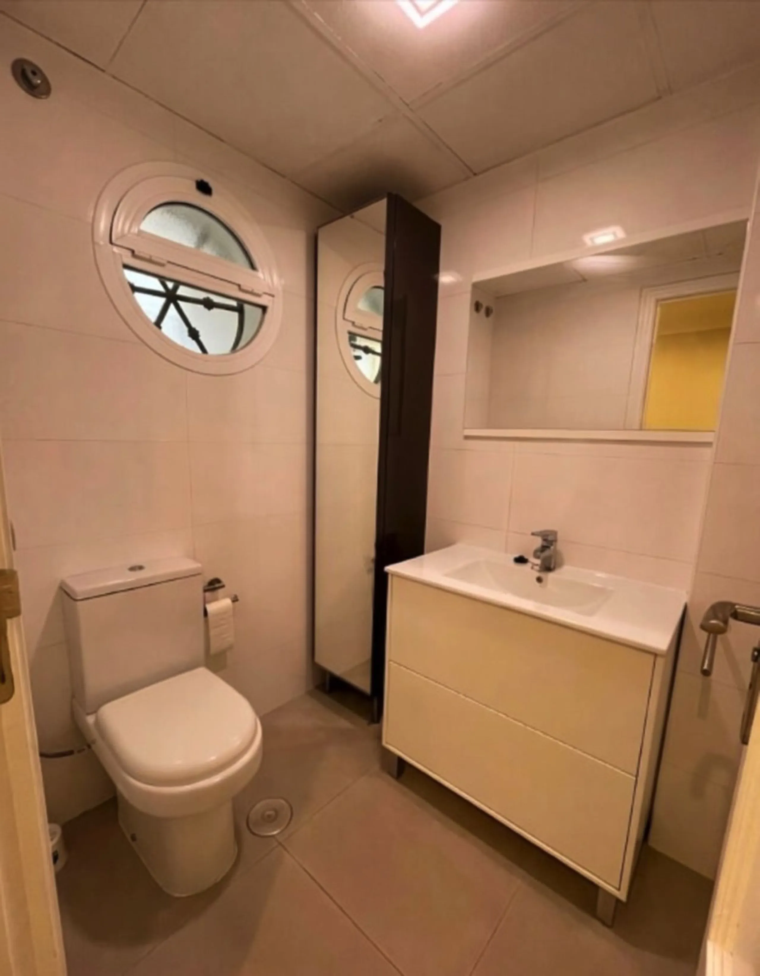 Geräumiges Reihenhaus mit 4 Schlafzimmern, privater Garage und Aufzug