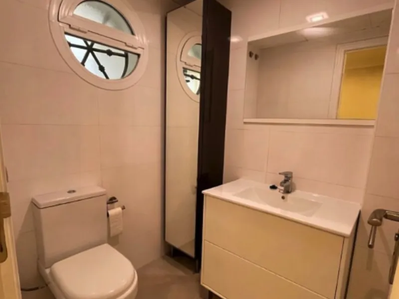Geräumiges Reihenhaus mit 4 Schlafzimmern, privater Garage und Aufzug
