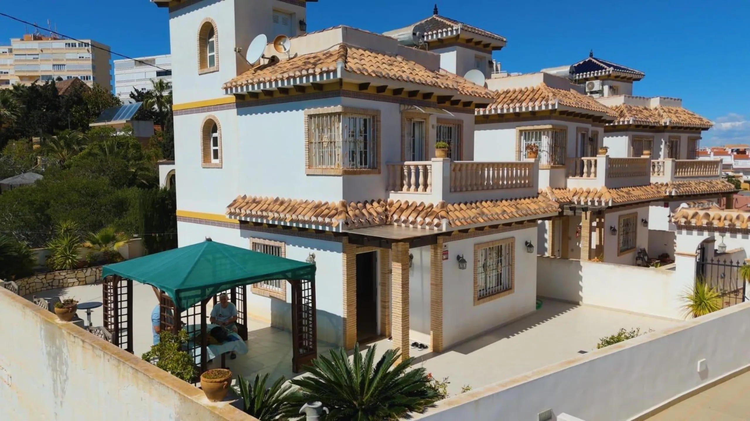 Two story detached villa in Torreblanca only 600 m to the sea