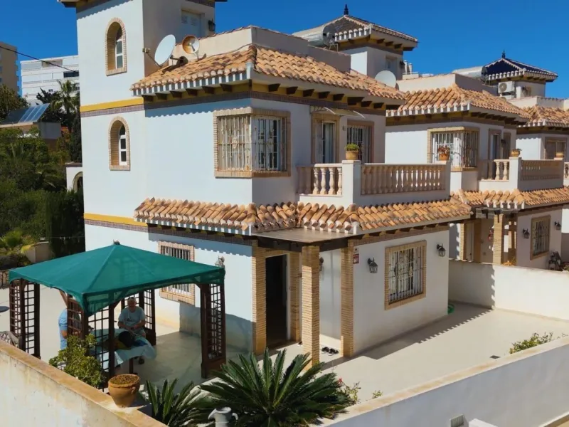 Two story detached villa in Torreblanca only 600 m to the sea