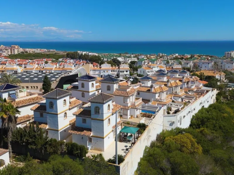 Two story detached villa in Torreblanca only 600 m to the sea