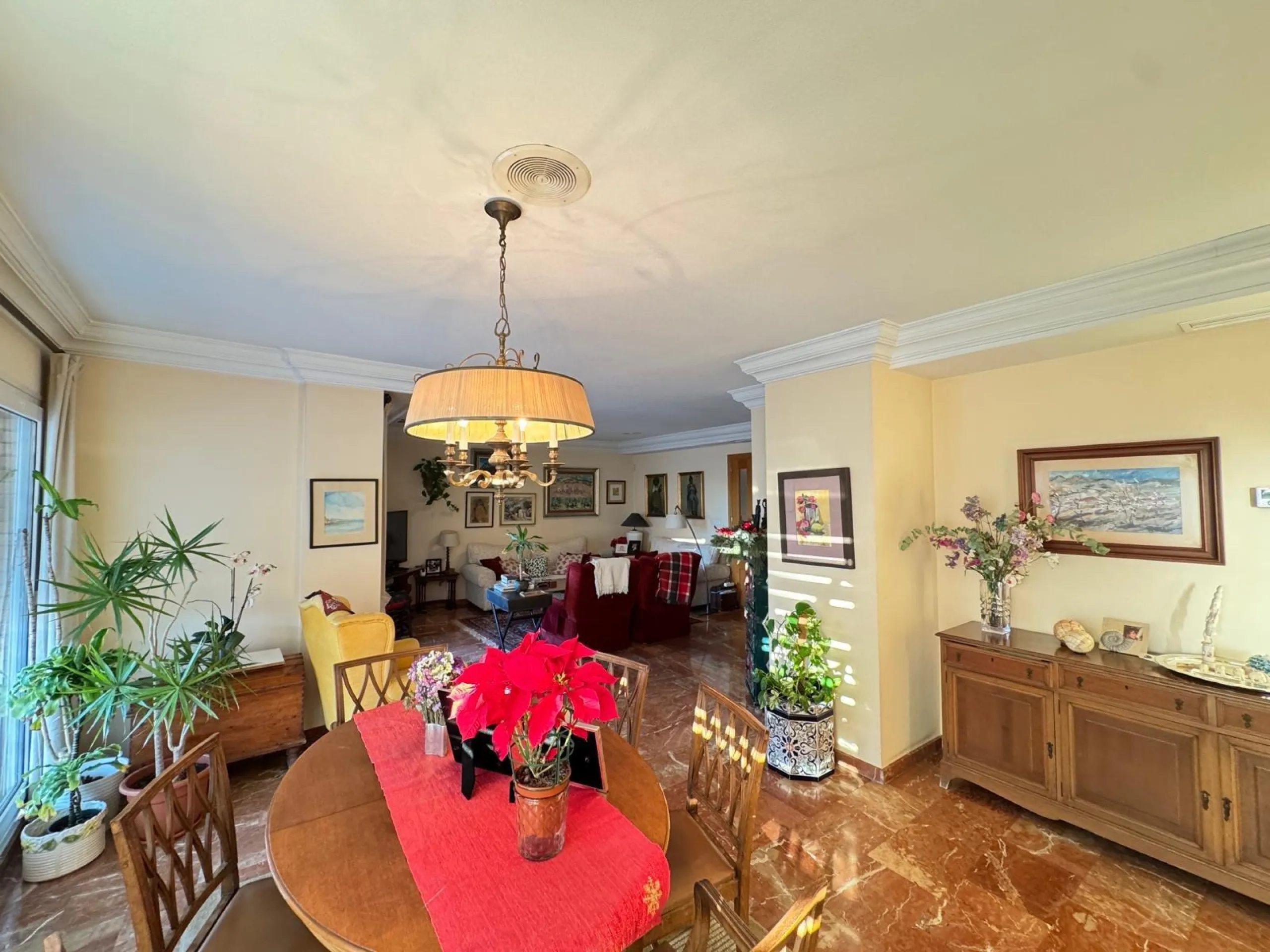 APARTMENT WITH GARAGE + STORAGE INCLUDED. WITH A SURFACE OF 256 M2. 4 BEDROOMS. 3 BATHROOMS. BEACH 350 METERS AWAY.